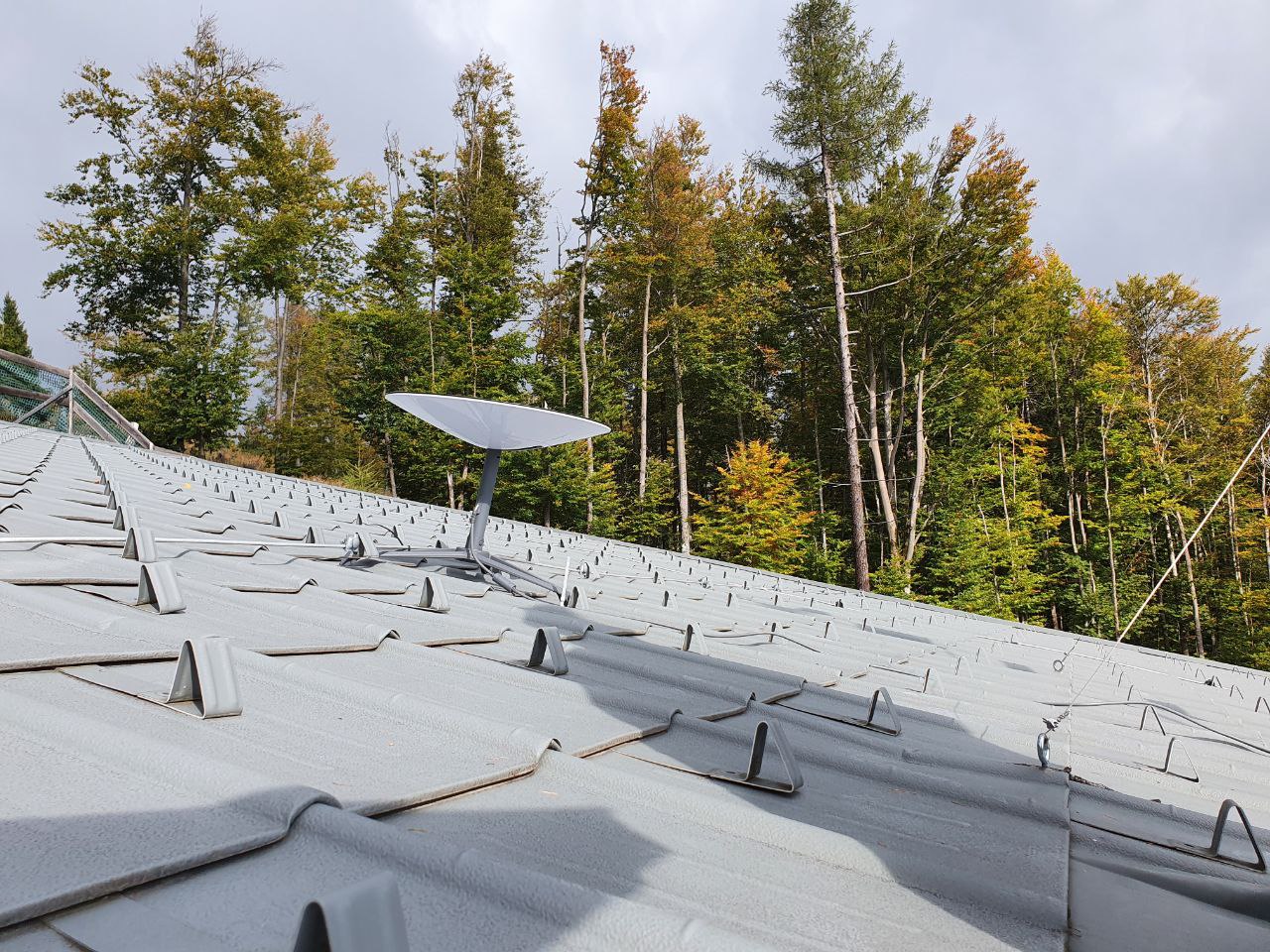 Starlink Antenne auf dem Dach des Observatoriums