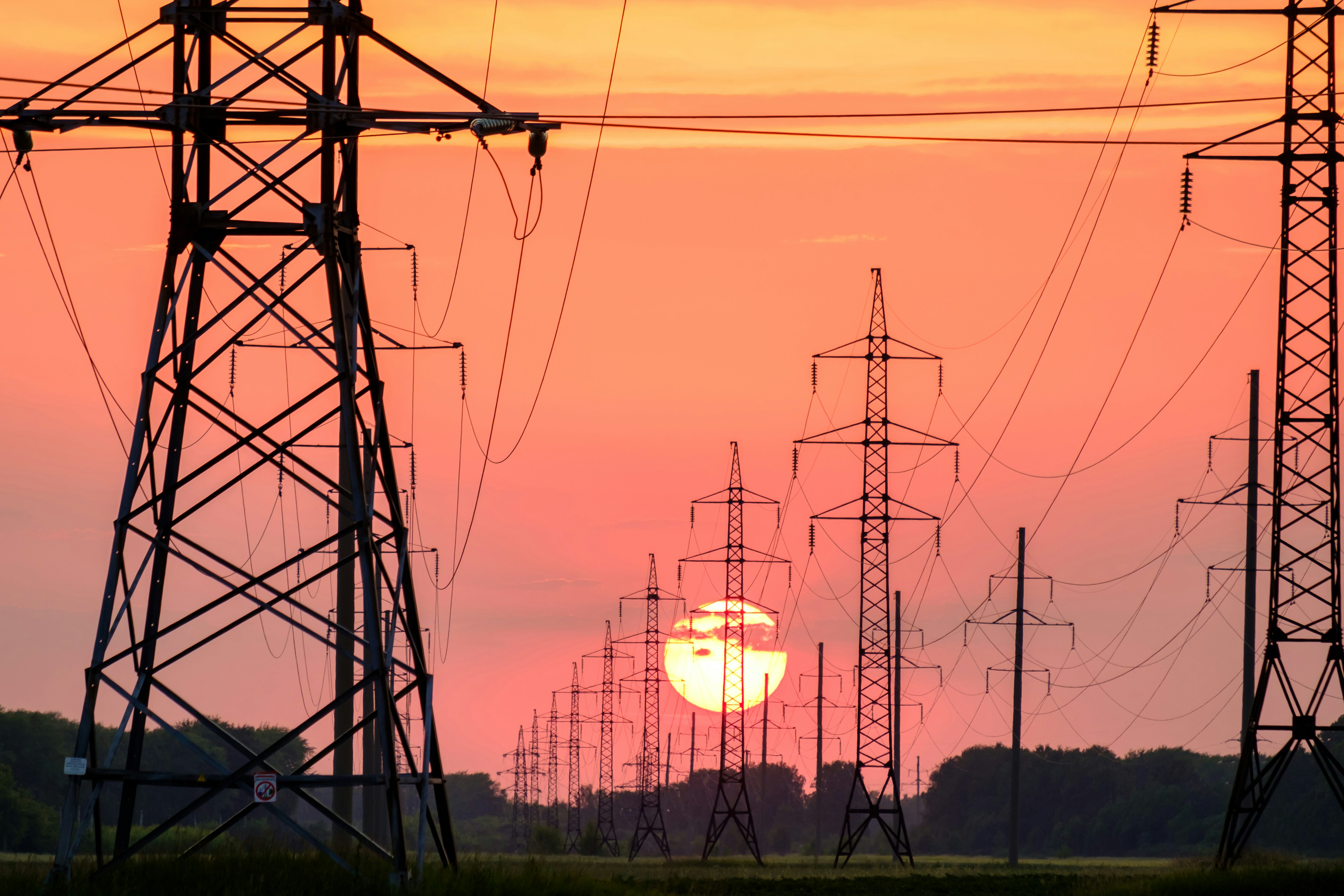 Stromleitung während eines Sonnenunterganges (C) Andrey Metelev